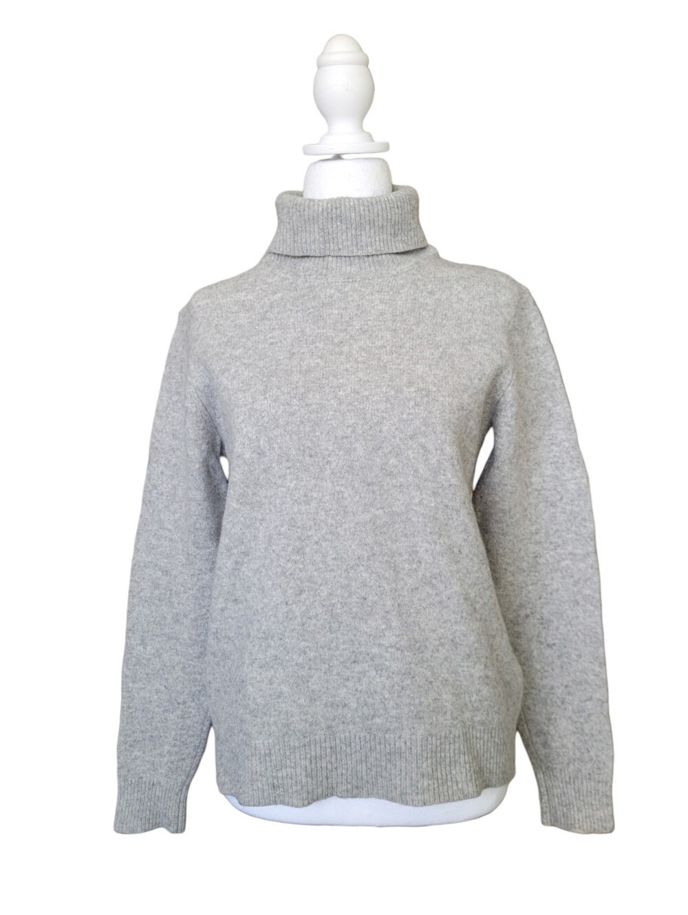 Uniqlo 100% Wool Light Gray Turtleneck Sweater Small Mininalist Cozy Neutral